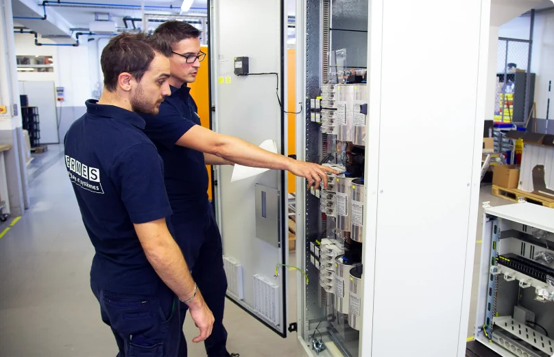 &lt;p&gt;Nous sommes&lt;br&gt;&lt;strong&gt;multispécialiste en solutions électriques&lt;/strong&gt;&lt;/p&gt;