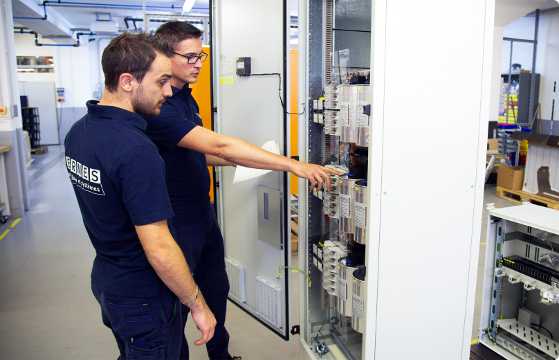 &lt;p&gt;Nous sommes&lt;br&gt;&lt;strong&gt;multispécialiste en solutions électriques&lt;/strong&gt;&lt;/p&gt;