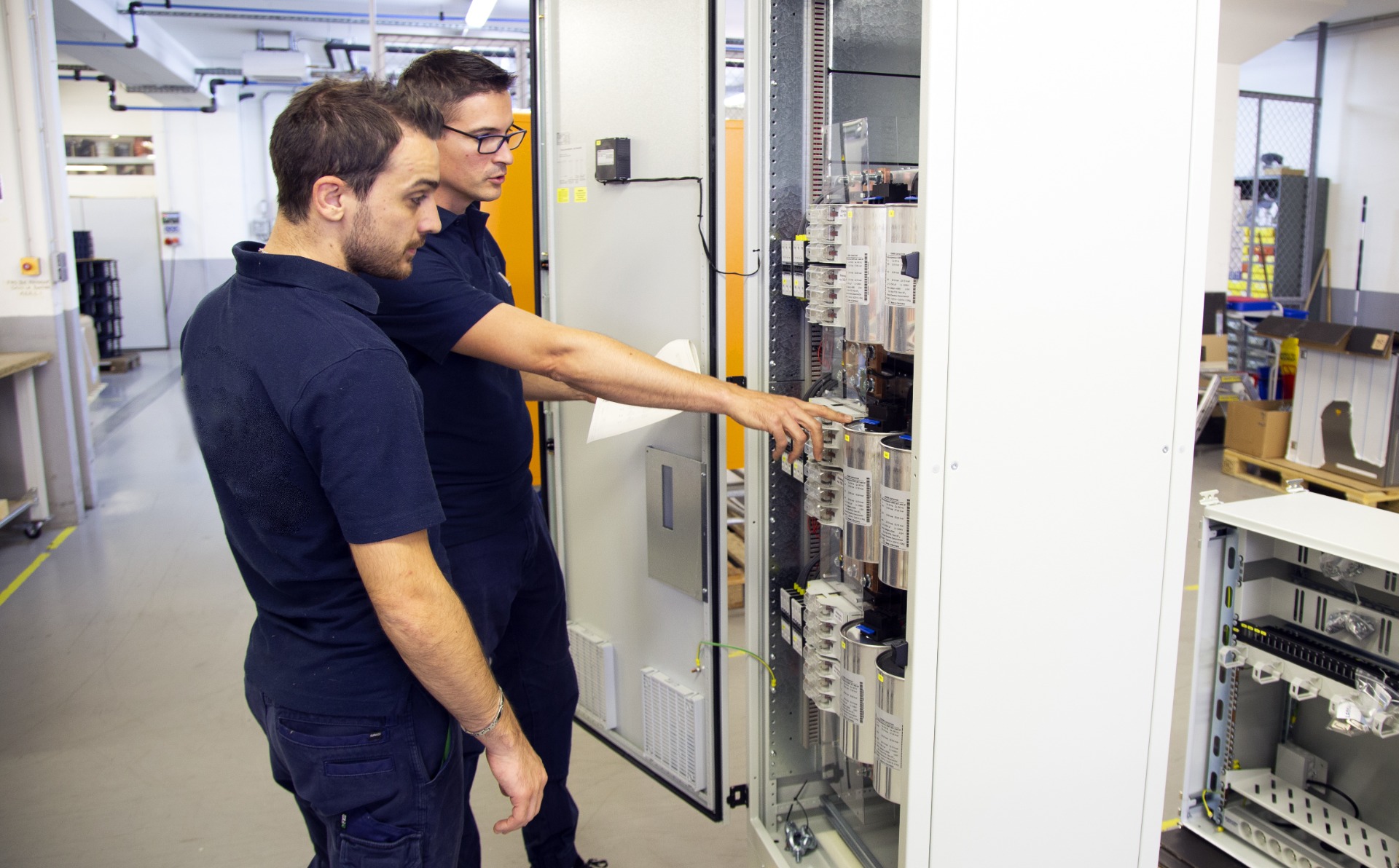 <p>Nous sommes <strong>multispécialiste en solutions électriques </strong></p>
